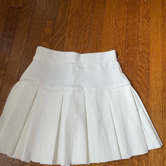 NWT mini white skirt - Picture 2 of 3